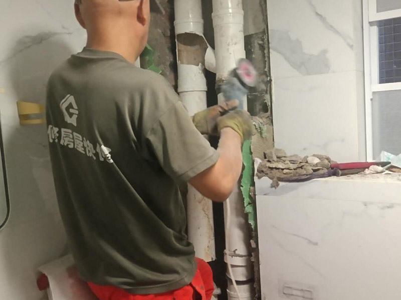 主水管更換維修：1.可以先截斷水源，然后卸下連bai接壓縮接頭的陰陽螺母，在螺du紋上繞幾層螺紋密封膠布，然后重新裝上接頭。 　　2.套筒接頭一旦發(fā)生漏水，則可能需要拆下接頭并重裝很多水管，所以應及時報知修理工進行修理。 　　3.無論是哪種水管接頭出現(xiàn)漏水，都可以先利用修補水管的專用膠布作臨時修補。具體操作方法是：先關閉閥門、截斷水源后，將水龍頭打開至適當位置，以泄去水管內(nèi)的大部分壓力，然后用專用膠布捆住漏水的部位，或用環(huán)氣樹脂黏劑將其封住。