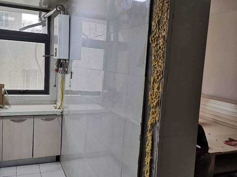 廚房衛(wèi)生間翻新裝修：首先要清除舊瓷磚表面的粉塵和污垢，然后用瓷磚粘結(jié)劑在舊瓷磚上做基層批抹，批抹完畢后就可以直接貼新瓷磚。在新瓷磚背面也要薄抹粘結(jié)劑，厚度以覆蓋瓷磚背紋為準(zhǔn)，讓新瓷磚粘得更牢固。鋪貼新瓷磚時(shí)，用橡膠錘輕敲新瓷磚邊鋪貼邊進(jìn)行調(diào)整，需要注意預(yù)留膨脹縫，24小時(shí)后，等瓷磚粘結(jié)劑干透，用勾縫劑勾縫即可。