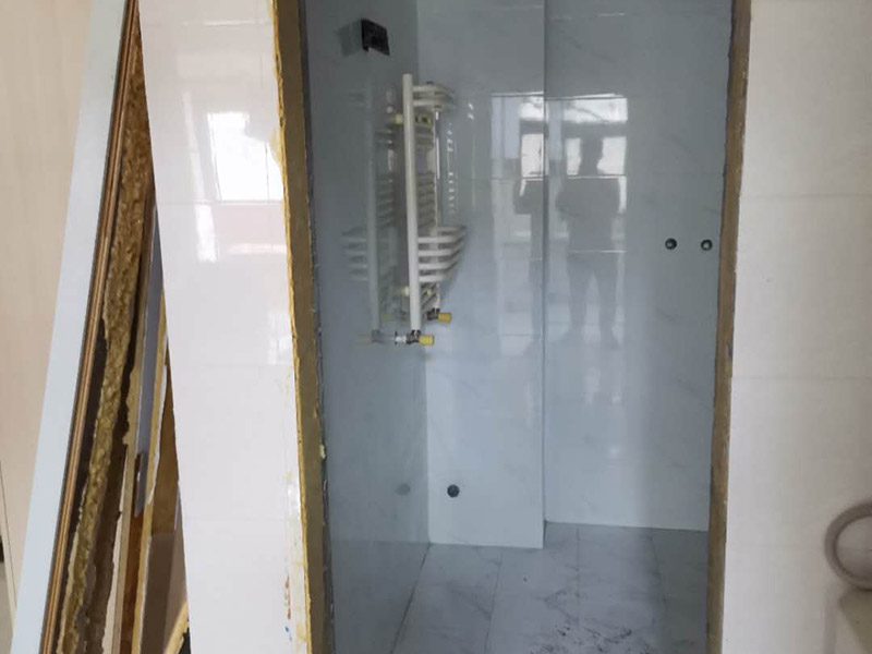 廚房衛(wèi)生間翻新裝修：首先要清除舊瓷磚表面的粉塵和污垢，然后用瓷磚粘結(jié)劑在舊瓷磚上做基層批抹，批抹完畢后就可以直接貼新瓷磚。在新瓷磚背面也要薄抹粘結(jié)劑，厚度以覆蓋瓷磚背紋為準(zhǔn)，讓新瓷磚粘得更牢固。鋪貼新瓷磚時(shí)，用橡膠錘輕敲新瓷磚邊鋪貼邊進(jìn)行調(diào)整，需要注意預(yù)留膨脹縫，24小時(shí)后，等瓷磚粘結(jié)劑干透，用勾縫劑勾縫即可。