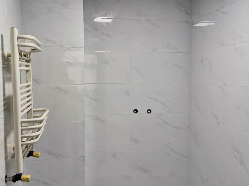 廚房衛(wèi)生間翻新裝修：首先要清除舊瓷磚表面的粉塵和污垢，然后用瓷磚粘結(jié)劑在舊瓷磚上做基層批抹，批抹完畢后就可以直接貼新瓷磚。在新瓷磚背面也要薄抹粘結(jié)劑，厚度以覆蓋瓷磚背紋為準(zhǔn)，讓新瓷磚粘得更牢固。鋪貼新瓷磚時(shí)，用橡膠錘輕敲新瓷磚邊鋪貼邊進(jìn)行調(diào)整，需要注意預(yù)留膨脹縫，24小時(shí)后，等瓷磚粘結(jié)劑干透，用勾縫劑勾縫即可。