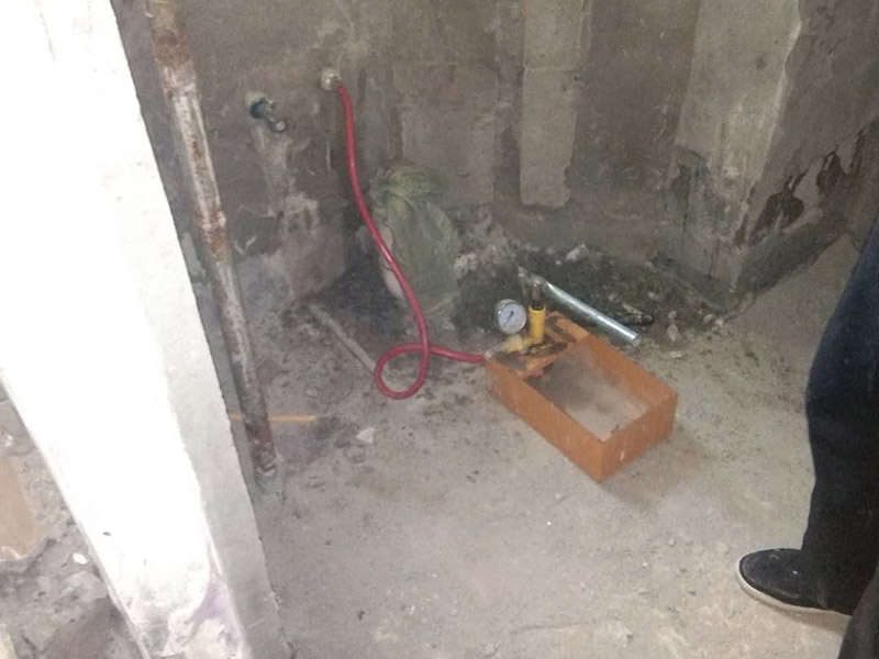 衛(wèi)生間管道打壓安裝：其使用方法是把冷熱水管用軟管連接在一起這個(gè)冷熱水形成一個(gè)圈，成一根管了，試壓器接在任何一個(gè)出水口都可以這時(shí)的壓力指針是0個(gè)壓。當(dāng)所有水管通路全部焊接好后才可以試壓，在測(cè)壓前要封堵所有的堵頭，關(guān)閉進(jìn)水總管的閥門。測(cè)壓時(shí)，搖動(dòng)千斤頂?shù)膲簵U直到壓力表的指針指向0.9-1.0左右，也就是說現(xiàn)在的壓力是正常水壓的3倍保持這個(gè)壓力值一定時(shí)間。不同的水管測(cè)壓時(shí)間不一樣，PPR、鋁塑PPR、鋼塑PPR等焊接管是30分鐘（只能超出不能少）。鋁塑管就是銅接頭的那種，它的時(shí)間是4個(gè)小時(shí)（半個(gè)工作日）。鍍鋅管是4個(gè)小時(shí)也是半個(gè)工作日。