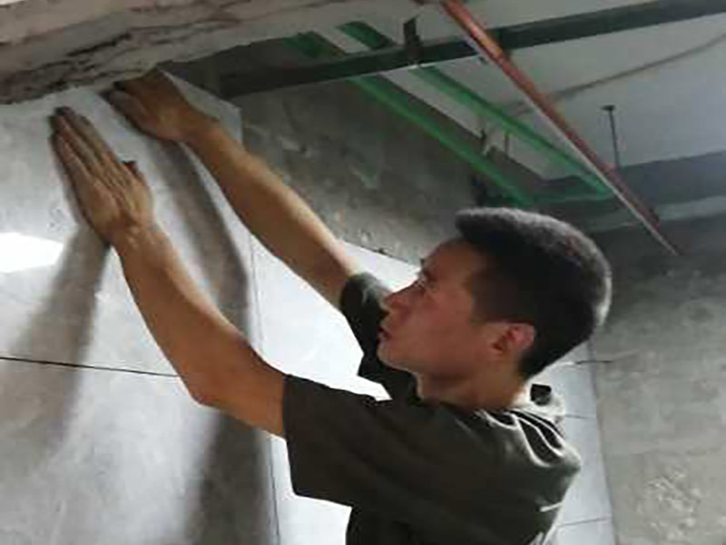 衛(wèi)生間瓷磚鋪貼:1、 衛(wèi)生間墻面在施工前清理墻面的各類污物，用泥刀先批墻，后用水泥漿找平，防止瓷磚貼后有空鼓現(xiàn)象。 2、 衛(wèi)生間內(nèi)會防止抽風(fēng)機(jī)、安裝吊頂?shù)?，所以高度要特別注意，其次是墻磚與地磚的尺寸要互相對應(yīng)，不能有太大的差異，最后根據(jù)高度、尺寸與整體效果來確定鋪貼方法，如果統(tǒng)一墻面瓷磚不同，大尺寸瓷磚從下往上貼，小尺寸從上往下貼。 3、配料將清水逐量加入粉狀粘結(jié)劑內(nèi)，按照說明書上一定的比例調(diào)配。攪拌調(diào)和將粘結(jié)劑漿料攪拌至潤滑均勻，無明顯塊狀或糊涂結(jié)狀，將攪拌后施工漿料靜置5—10分鐘，然后再稍加攪拌1—2分鐘，就可以使用了。 4、把剛剛攪拌好的粘結(jié)劑漿料均勻的刮到墻上，讓漿料與瓷磚背面的充分接觸。留縫大小調(diào)整根據(jù)瓷磚的尺寸，在磚與磚之間預(yù)留相應(yīng)尺寸的縫隙留待嵌縫?？捎醚篮灥认裙潭āＳ脤I(yè)測量儀，來檢查貼后瓷磚的平整度。鋪貼完成后可以用薄膜來加以保護(hù)。