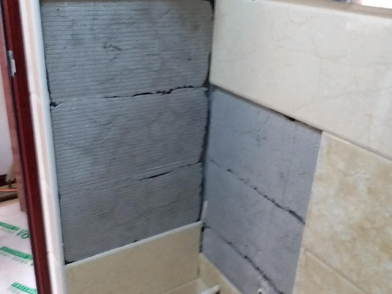 墻面瓷磚脫落修補(bǔ)：首先將脫落的磚四周用裁紙刀的刀背咔嚓一遍，將勾縫劑或水泥等附著物清理掉，漏出瓷磚的原邊。同時(shí)需要清理的，還有墻上與脫落瓷磚相連的瓷磚邊緣。當(dāng)然，用刀刃也可以，但比較毀刀片。然后用稍微潮濕的抹布擦干凈瓷磚背面的浮灰，最好用鋼絲球來(lái)刷一遍瓷磚背面再擦，目的是去掉可能存在的脫模劑。接著就是清理墻面的水泥砂漿層，將松動(dòng)的碎塊去掉，然后也整體用抹布擦一遍。將玻璃膠用裁紙刀切掉密封出口，如果有槍嘴就擰上槍嘴，沒有也可以直接用。如果墻上的水泥砂漿四周有縫隙，可在縫隙內(nèi)也擠些玻璃膠，這樣可以連接那些沒掉的瓷磚，防止附近的瓷磚將來(lái)也脫落。然后將這背面抹膠的瓷磚貼回原處，磚與磚之間插上牙簽來(lái)留縫隙。再用手指抹玻璃膠到磚與磚之間的縫隙里。