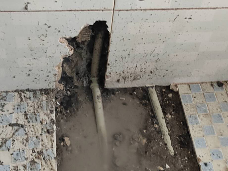 衛(wèi)生間地面貼磚:先選材料，將水泥與少量建筑膠混合拌勻，做成粘貼劑。把粘貼劑用鏟刀鏟到地面刮平后將瓷磚鋪上，再用鏟刀壓實(shí)，這樣自上而下或自左而右的一排排粘貼即可。全部鋪完后，用白水泥漿美縫，把瓷磚間的間隙填實(shí)，這樣就完成了