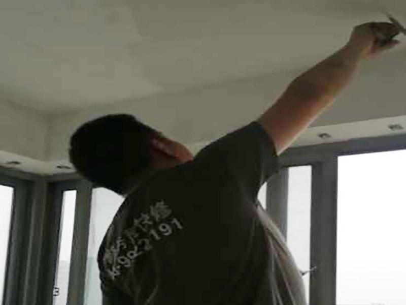 陽(yáng)臺(tái)頂面修補(bǔ)膩?zhàn)樱汗文佔(zhàn)訉?duì)不同的墻體有著不同的要求，像比較常見的混凝土的墻面，會(huì)出現(xiàn)一些氣孔與鼓起的現(xiàn)象，所以就要先把墻面修平整掉，磨平凸起處，填補(bǔ)凹陷處。如果是預(yù)制混凝土的墻面，那么它的表面層就會(huì)有一些砂礫與疙瘩的現(xiàn)象，這個(gè)時(shí)候就需要專業(yè)的施工人員，使用用鋼絲刷把墻面整體的刷一遍。 基層做好處理后，墻面還是會(huì)有一些凹陷的地方，這個(gè)時(shí)候就可以用石膏膩?zhàn)觼?lái)補(bǔ)平。將石膏膩?zhàn)訅簩?shí)凹陷處，橫抹豎起的地方再重新刮一遍，這樣來(lái)確保墻面的平整。 墻面上可能會(huì)有油污等這些東西，所以需要涂刷一下火堿水溶液，不過(guò)在涂刷時(shí)一定要注意，一邊涂刷一邊就要拿清水清洗墻面，這樣不僅可以加快一點(diǎn)速度，而且效果也好。 刮膩?zhàn)又埃瑖娝⒁槐檎辰Y(jié)劑，就可以開始刮膩?zhàn)恿恕Ｔ诠文佔(zhàn)拥臅r(shí)候注意，避免留下浮膩?zhàn)右约肮魏?，防止膩?zhàn)由险瓷匣覊m、砂礫等雜物，然后按照規(guī)范刮就可以了。