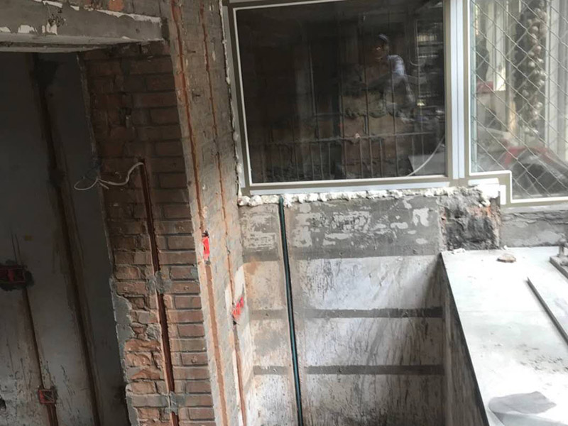 陽(yáng)臺(tái)電路改造：施工之前，首先要繪制電路布線圖，通常設(shè)計(jì)師都會(huì)提供相應(yīng)的圖紙，布線圖是電路改造的基礎(chǔ)，整個(gè)空間的電路管線位置必須按照布線圖的設(shè)計(jì)嚴(yán)格執(zhí)行。根據(jù)布線圖的要求，經(jīng)過(guò)精細(xì)測(cè)量，確定管線走向、標(biāo)高和開關(guān)、插座、燈具等設(shè)備的位置，并用墨盒線進(jìn)行表示。 最后，確定主要電器的位置嗎，并在相應(yīng)位置上做好標(biāo)記，電器定位主要需要注意空調(diào)定位、排氣扇、熱水器的定位，電視、電話、網(wǎng)線的定位。