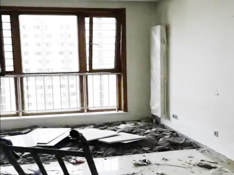 客廳地磚拆除翻新:首先我們應(yīng)查看原有磚的現(xiàn)狀，若出現(xiàn)局部破損、出現(xiàn)多處發(fā)出咚咚聲或掉落、嚴(yán)重污跡，針對(duì)這樣的情況我們必須拆除更換，因?yàn)楹唵蔚娜バ扪a(bǔ)達(dá)不到好的效果了，因?yàn)槿绻阒幌霌Q其中的幾塊磚，很難選到顏色、型號(hào)和款式一致的地磚。