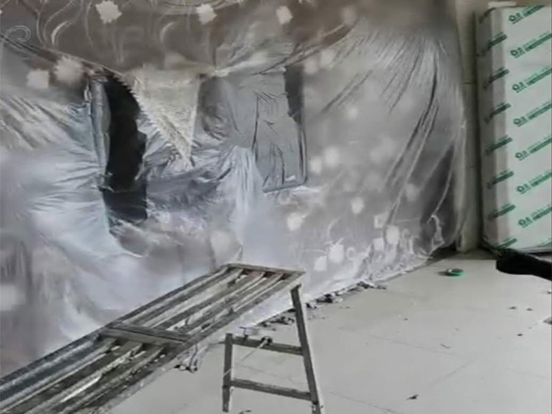 客廳地磚拆除翻新:首先我們應(yīng)查看原有磚的現(xiàn)狀，若出現(xiàn)局部破損、出現(xiàn)多處發(fā)出咚咚聲或掉落、嚴(yán)重污跡，針對(duì)這樣的情況我們必須拆除更換，因?yàn)楹唵蔚娜バ扪a(bǔ)達(dá)不到好的效果了，因?yàn)槿绻阒幌霌Q其中的幾塊磚，很難選到顏色、型號(hào)和款式一致的地磚。