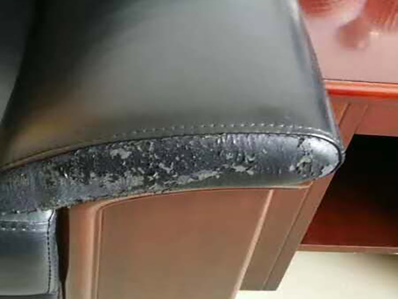 沙發(fā)修補(bǔ)磨損掉皮：首先先把它清算干凈，找出一塊與原沙發(fā)相似的無紡布，然后用膠水貼在底部。再用修補(bǔ)膏進(jìn)行填充，一般來講是需要兩、三次才能填平，而且每一次填平一次都需要干燥半小時(shí)擺布，填平后需要做紋路。 破損沒有掉皮，先將沙發(fā)清洗干凈，可以用皮革清洗劑，找出一塊與原沙發(fā)相似的無紡布，然后用膠水貼在底部。與完整破損不一樣，它只需填平一次就夠，而且不需要做紋路。