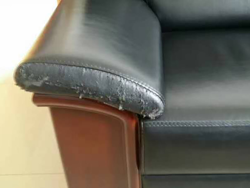 沙發(fā)修補(bǔ)磨損掉皮：首先先把它清算干凈，找出一塊與原沙發(fā)相似的無紡布，然后用膠水貼在底部。再用修補(bǔ)膏進(jìn)行填充，一般來講是需要兩、三次才能填平，而且每一次填平一次都需要干燥半小時(shí)擺布，填平后需要做紋路。 破損沒有掉皮，先將沙發(fā)清洗干凈，可以用皮革清洗劑，找出一塊與原沙發(fā)相似的無紡布，然后用膠水貼在底部。與完整破損不一樣，它只需填平一次就夠，而且不需要做紋路。