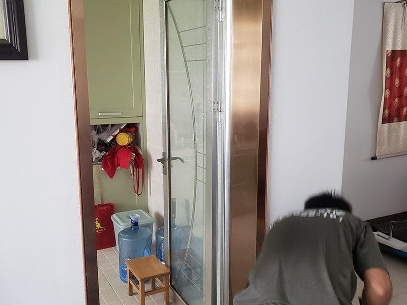 不銹鋼門(mén)套安裝：1、檢查門(mén)洞口的陰角是否都成方形，各門(mén)洞口的上沿是否在一條水平線上，從基準(zhǔn)線上測(cè)量各門(mén)口的上沿水平線，用大芯板做襯板釘在門(mén)洞內(nèi)，裝襯板一般直接釘在墻上，如果縫隙較大，可做支架，用大芯板將縫隙塞滿，或先打好木楔用水泥砂漿做好，待水泥干后，再裝襯板，如果縫隙小時(shí)，可用水泥砂漿或石膏粉堵縫;縫隙大時(shí)，不能先安裝大芯板，然后用水泥填滿門(mén)與墻的空洞。 2、裝橫向的襯板，然后裝豎向的襯板，需要先進(jìn)行試釘，等到襯板平直后，側(cè)面與墻面平齊，用釘子釘死并將釘帽沖入大芯板內(nèi)。 3、重新校正門(mén)套，校正好的門(mén)套下面要用等寬的木條頂住，防止變形。一般門(mén)套立好后不急于貼飾面板，主要是利于成品保護(hù)。按照門(mén)套施工工序的要求，裝貼飾面板時(shí)，依舊需要校正門(mén)套。