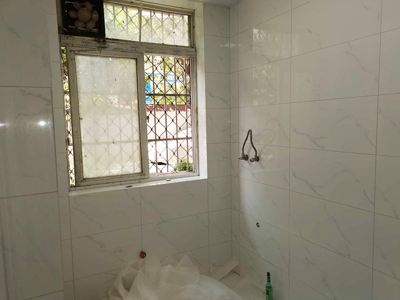 廚房櫥柜安裝維修：吊柜顧名思義是吊起來(lái)的柜子，一般是通過(guò)固定件，將吊柜固定到墻面上。吊柜安裝必須確保安全，保證柜體在后期使用中不會(huì)掉下來(lái)。下面來(lái)看看是怎么將吊柜固定到墻面上的。吊柜板塊在連接過(guò)程中，還需適時(shí)安裝上吊碼。吊碼是實(shí)現(xiàn)吊柜與墻面連接的最重要的五金件。將吊柜的吊碼扣到前面提到的吊片上，然后用工具緊固螺絲釘，這樣吊柜就簡(jiǎn)單的與墻面連接固定住了。 地柜安裝相較于吊柜來(lái)說(shuō)，應(yīng)該相對(duì)容易和省力一點(diǎn)。因?yàn)榈毓癫恍柙趬γ驺@孔固定，而只需組裝好之后，將之?dāng)[放到合適的位置。安裝前，需要將相應(yīng)部位清掃干凈，以免后期安裝放置好之后，留下清潔死角。如果櫥柜柜體不直接接觸地面，而是通過(guò)地腳連接地面。那么在地柜柜體組裝好之后，翻轉(zhuǎn)過(guò)來(lái)，底板上已經(jīng)預(yù)先打了安裝孔，將地腳配件套上去，然后用螺絲釘固定住，最后將地腳桿擰緊。