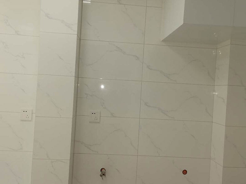 廚房櫥柜安裝維修：吊柜顧名思義是吊起來(lái)的柜子，一般是通過(guò)固定件，將吊柜固定到墻面上。吊柜安裝必須確保安全，保證柜體在后期使用中不會(huì)掉下來(lái)。下面來(lái)看看是怎么將吊柜固定到墻面上的。吊柜板塊在連接過(guò)程中，還需適時(shí)安裝上吊碼。吊碼是實(shí)現(xiàn)吊柜與墻面連接的最重要的五金件。將吊柜的吊碼扣到前面提到的吊片上，然后用工具緊固螺絲釘，這樣吊柜就簡(jiǎn)單的與墻面連接固定住了。 地柜安裝相較于吊柜來(lái)說(shuō)，應(yīng)該相對(duì)容易和省力一點(diǎn)。因?yàn)榈毓癫恍柙趬γ驺@孔固定，而只需組裝好之后，將之?dāng)[放到合適的位置。安裝前，需要將相應(yīng)部位清掃干凈，以免后期安裝放置好之后，留下清潔死角。如果櫥柜柜體不直接接觸地面，而是通過(guò)地腳連接地面。那么在地柜柜體組裝好之后，翻轉(zhuǎn)過(guò)來(lái)，底板上已經(jīng)預(yù)先打了安裝孔，將地腳配件套上去，然后用螺絲釘固定住，最后將地腳桿擰緊。