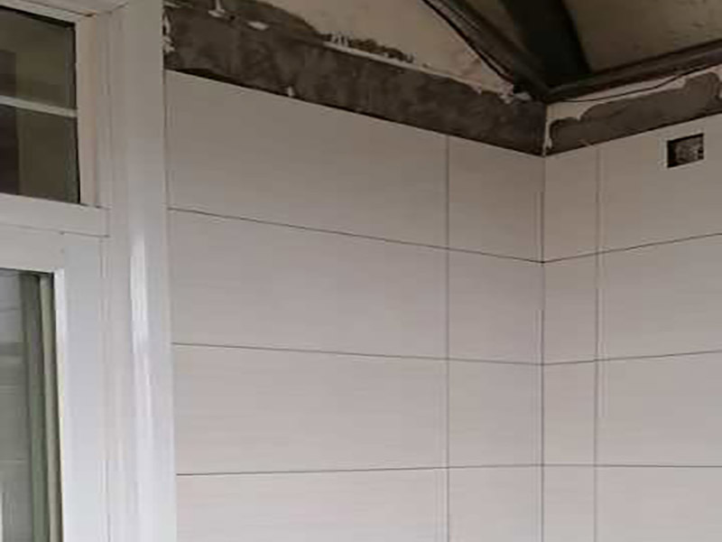 廚房地面防水找平：一般的地面都是不平整的，所以做防水前要先將廚房基面修復(fù)好，特別是陰陽角區(qū)域要多注意一些，凹凸不平要找平好?？梢杂苗P子把凸起水泥渣子和雜物鏟掉，凹進去的地方要進行修補、抹平，有裂縫或滲水也需要堵漏修復(fù)等。地面修復(fù)好后，還要確?；鏇]有任何的灰塵、顆粒和垃圾等等，所以在施工前可以先用水去做清潔，只要濕潤表面即可，不能出現(xiàn)明水。 先做地面的防水，所以先將地面防水涂料調(diào)配好。按一定的比例把防水涂料倒進塑料桶里，先倒入涂料乳液，然后再倒入粉料，用攪拌器將兩者攪拌均勻，呈無顆粒狀態(tài)后靜置三分鐘，消除小氣泡后即可使用。就可以開始涂刷防水漿料了，先要對一些特殊的區(qū)域進行小范圍重點刷涂，特別是地漏、管道周圍、墻面轉(zhuǎn)角處。其然后他地區(qū)可以大面積涂刷第一遍，毛刷浸濕后粘取涂料，往一個方向刷，其涂膜厚度在1mm以內(nèi)，這樣容易干燥，也不易鼓泡、開裂。干燥后就可以用十字交錯方向涂刷第二遍了，避免漏刷，第二天就可以進行閉水試驗。