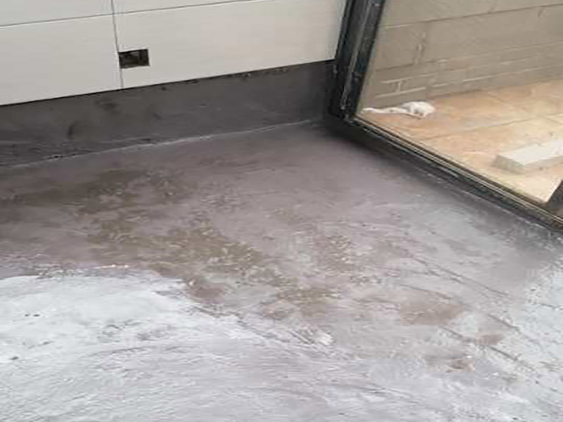 廚房地面防水找平：一般的地面都是不平整的，所以做防水前要先將廚房基面修復(fù)好，特別是陰陽角區(qū)域要多注意一些，凹凸不平要找平好。可以用鏟子把凸起水泥渣子和雜物鏟掉，凹進去的地方要進行修補、抹平，有裂縫或滲水也需要堵漏修復(fù)等。地面修復(fù)好后，還要確保基面沒有任何的灰塵、顆粒和垃圾等等，所以在施工前可以先用水去做清潔，只要濕潤表面即可，不能出現(xiàn)明水。 先做地面的防水，所以先將地面防水涂料調(diào)配好。按一定的比例把防水涂料倒進塑料桶里，先倒入涂料乳液，然后再倒入粉料，用攪拌器將兩者攪拌均勻，呈無顆粒狀態(tài)后靜置三分鐘，消除小氣泡后即可使用。就可以開始涂刷防水漿料了，先要對一些特殊的區(qū)域進行小范圍重點刷涂，特別是地漏、管道周圍、墻面轉(zhuǎn)角處。其然后他地區(qū)可以大面積涂刷第一遍，毛刷浸濕后粘取涂料，往一個方向刷，其涂膜厚度在1mm以內(nèi)，這樣容易干燥，也不易鼓泡、開裂。干燥后就可以用十字交錯方向涂刷第二遍了，避免漏刷，第二天就可以進行閉水試驗。