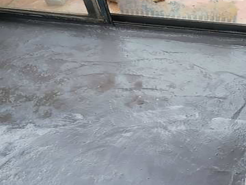 廚房地面防水找平：一般的地面都是不平整的，所以做防水前要先將廚房基面修復(fù)好，特別是陰陽角區(qū)域要多注意一些，凹凸不平要找平好?？梢杂苗P子把凸起水泥渣子和雜物鏟掉，凹進去的地方要進行修補、抹平，有裂縫或滲水也需要堵漏修復(fù)等。地面修復(fù)好后，還要確保基面沒有任何的灰塵、顆粒和垃圾等等，所以在施工前可以先用水去做清潔，只要濕潤表面即可，不能出現(xiàn)明水。 先做地面的防水，所以先將地面防水涂料調(diào)配好。按一定的比例把防水涂料倒進塑料桶里，先倒入涂料乳液，然后再倒入粉料，用攪拌器將兩者攪拌均勻，呈無顆粒狀態(tài)后靜置三分鐘，消除小氣泡后即可使用。就可以開始涂刷防水漿料了，先要對一些特殊的區(qū)域進行小范圍重點刷涂，特別是地漏、管道周圍、墻面轉(zhuǎn)角處。其然后他地區(qū)可以大面積涂刷第一遍，毛刷浸濕后粘取涂料，往一個方向刷，其涂膜厚度在1mm以內(nèi)，這樣容易干燥，也不易鼓泡、開裂。干燥后就可以用十字交錯方向涂刷第二遍了，避免漏刷，第二天就可以進行閉水試驗。