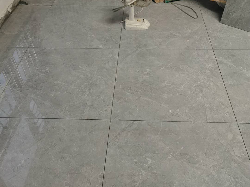 地磚墻磚鋪貼方案：在鋪貼墻磚之前，需要對(duì)其進(jìn)行基層處理。先將基層表面的灰塵和污漬清理干凈，然后在將其表面的膩?zhàn)訉雍屯苛蠈尤コ蓛?。同時(shí)，還應(yīng)對(duì)基層的平整度進(jìn)行檢查，如果基層不平，則還需要用水泥砂漿找平，否則會(huì)影響墻磚的鋪貼效果?；鶎忧謇砀蓛艉?，還不能直接鋪設(shè)墻磚，而是要先在墻體四周用墨線彈出幾條標(biāo)高控制線，并在地面彈出十字線，控制好每塊地磚的尺寸。調(diào)制好粘結(jié)劑之后，就可以開始準(zhǔn)備鋪貼墻磚了。在鋪貼前，要對(duì)墻磚產(chǎn)品表面的灰塵和污垢進(jìn)行清理。處理干凈后，便可將事先配置好的漿料涂抹在瓷磚背面，注意在涂抹漿料的時(shí)候要涂的均勻和飽滿。將涂抹了漿料的墻磚按照之前預(yù)鋪的花紋樣式進(jìn)行鋪貼，鋪貼平整之后，再用橡膠錘子將其拍平鋪實(shí)，增強(qiáng)其穩(wěn)定性。同時(shí)，在這個(gè)過程中，還可稍微的轉(zhuǎn)動(dòng)一下墻磚，讓瓷磚背面與漿料充分接觸，緊密融合。