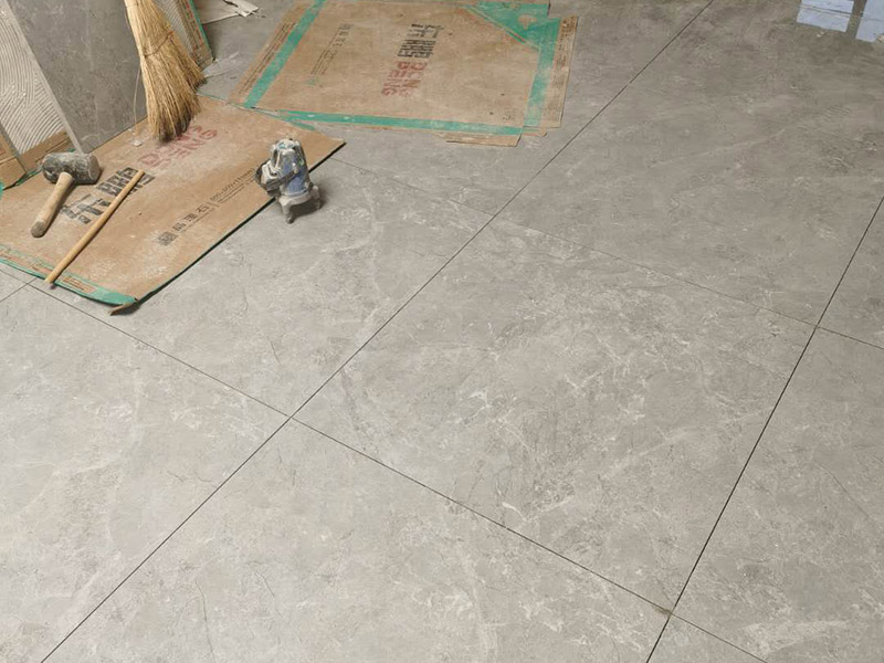 地磚墻磚鋪貼方案：在鋪貼墻磚之前，需要對(duì)其進(jìn)行基層處理。先將基層表面的灰塵和污漬清理干凈，然后在將其表面的膩?zhàn)訉雍屯苛蠈尤コ蓛?。同時(shí)，還應(yīng)對(duì)基層的平整度進(jìn)行檢查，如果基層不平，則還需要用水泥砂漿找平，否則會(huì)影響墻磚的鋪貼效果?；鶎忧謇砀蓛艉?，還不能直接鋪設(shè)墻磚，而是要先在墻體四周用墨線彈出幾條標(biāo)高控制線，并在地面彈出十字線，控制好每塊地磚的尺寸。調(diào)制好粘結(jié)劑之后，就可以開始準(zhǔn)備鋪貼墻磚了。在鋪貼前，要對(duì)墻磚產(chǎn)品表面的灰塵和污垢進(jìn)行清理。處理干凈后，便可將事先配置好的漿料涂抹在瓷磚背面，注意在涂抹漿料的時(shí)候要涂的均勻和飽滿。將涂抹了漿料的墻磚按照之前預(yù)鋪的花紋樣式進(jìn)行鋪貼，鋪貼平整之后，再用橡膠錘子將其拍平鋪實(shí)，增強(qiáng)其穩(wěn)定性。同時(shí)，在這個(gè)過程中，還可稍微的轉(zhuǎn)動(dòng)一下墻磚，讓瓷磚背面與漿料充分接觸，緊密融合。