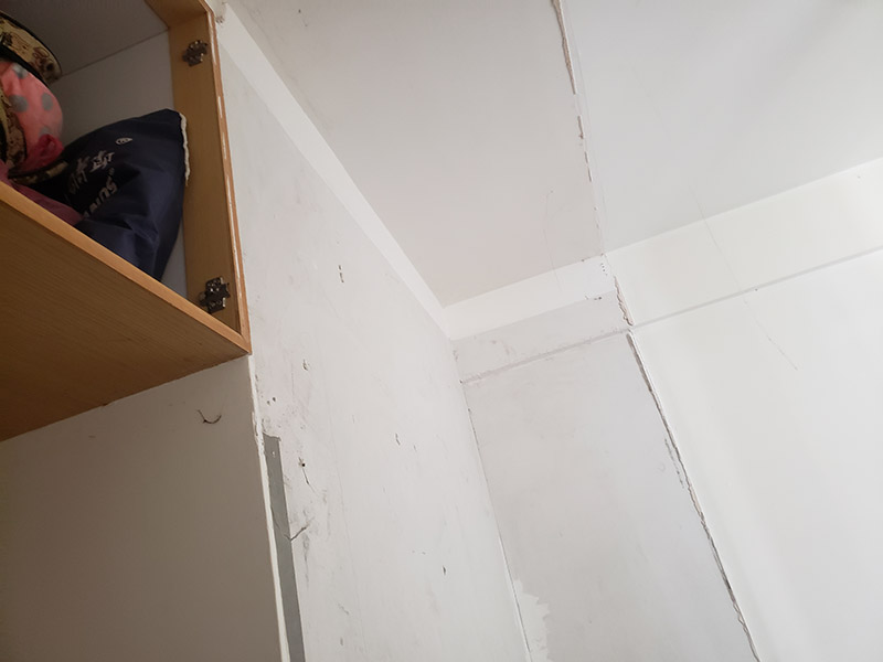 柜子拆除方案：首先把衣柜里面的衣服等東西收拾出來。 2.把衣柜里面活動(dòng)的零件全部拿出來,比如襪子盒、掛衣桿等。 3.把衣柜的門上的折頁用螺絲刀寫下來。 4.如果有活動(dòng)門,比如推拉門,這樣的部件也要先卸下來。 5.衣柜上有螺絲釘?shù)牟课?用螺絲擰下來,拆除。