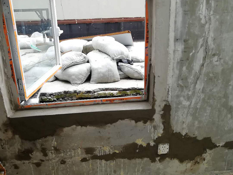 窗戶安裝墻面防水：在室內(nèi)的話，一般是不做防水處理的，因為，如果外面漏水的話，在里面在防水的效果不會太理想的。但從防潮的角度來看，室內(nèi)做防水處理還是有好處的，要打玻璃膠或在外面做防水，那么防水效果會更好。 1.清理窗框周邊，查找滲漏縫隙，分析滲漏原因。 2.對于墻體內(nèi)部存在空穴的部位，根據(jù)具體情況考慮化學(xué)灌漿或填充其它彈性防水材料。     3.清理縫隙表面，其表面不應(yīng)有油污，浮塵等隔離物。  4.在窗框周邊縫隙內(nèi)嵌填彈性密封材料。   5.試水檢驗防水效果。