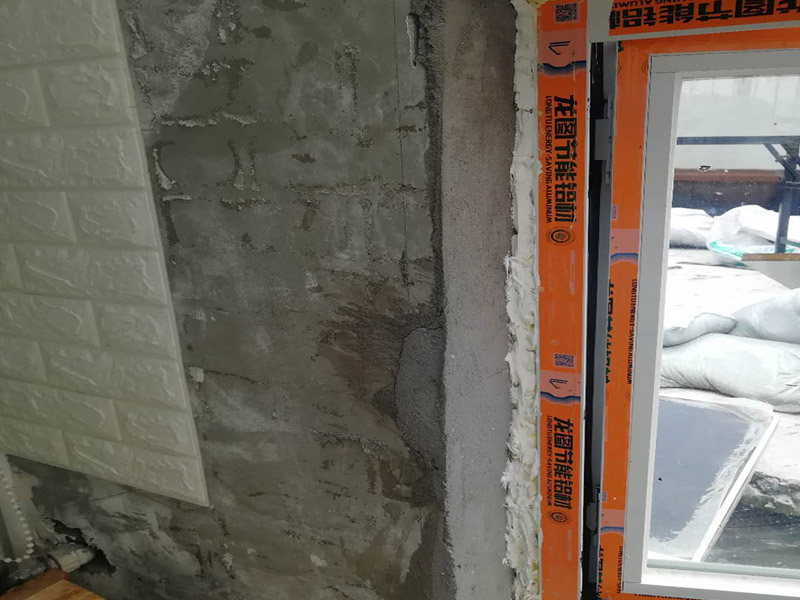 窗戶安裝墻面防水：在室內(nèi)的話，一般是不做防水處理的，因為，如果外面漏水的話，在里面在防水的效果不會太理想的。但從防潮的角度來看，室內(nèi)做防水處理還是有好處的，要打玻璃膠或在外面做防水，那么防水效果會更好。 1.清理窗框周邊，查找滲漏縫隙，分析滲漏原因。 2.對于墻體內(nèi)部存在空穴的部位，根據(jù)具體情況考慮化學(xué)灌漿或填充其它彈性防水材料。     3.清理縫隙表面，其表面不應(yīng)有油污，浮塵等隔離物。  4.在窗框周邊縫隙內(nèi)嵌填彈性密封材料。   5.試水檢驗防水效果。