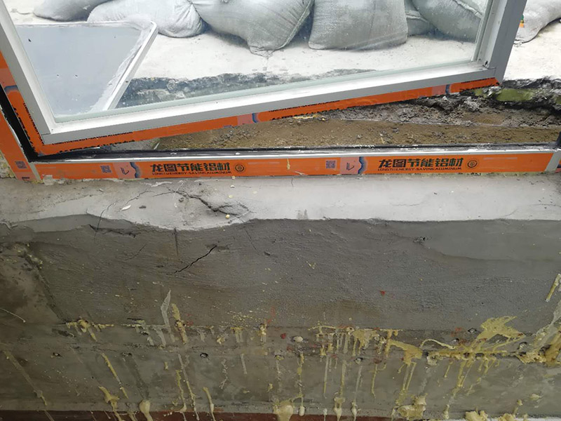 窗戶安裝墻面防水：在室內(nèi)的話，一般是不做防水處理的，因為，如果外面漏水的話，在里面在防水的效果不會太理想的。但從防潮的角度來看，室內(nèi)做防水處理還是有好處的，要打玻璃膠或在外面做防水，那么防水效果會更好。 1.清理窗框周邊，查找滲漏縫隙，分析滲漏原因。 2.對于墻體內(nèi)部存在空穴的部位，根據(jù)具體情況考慮化學(xué)灌漿或填充其它彈性防水材料。     3.清理縫隙表面，其表面不應(yīng)有油污，浮塵等隔離物。  4.在窗框周邊縫隙內(nèi)嵌填彈性密封材料。   5.試水檢驗防水效果。