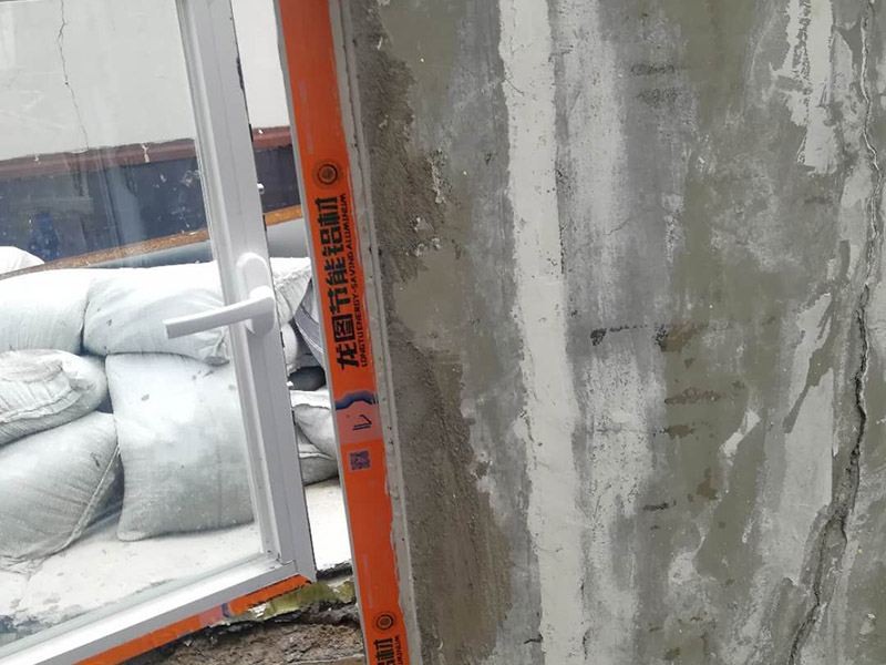 窗戶安裝墻面防水：在室內(nèi)的話，一般是不做防水處理的，因為，如果外面漏水的話，在里面在防水的效果不會太理想的。但從防潮的角度來看，室內(nèi)做防水處理還是有好處的，要打玻璃膠或在外面做防水，那么防水效果會更好。 1.清理窗框周邊，查找滲漏縫隙，分析滲漏原因。 2.對于墻體內(nèi)部存在空穴的部位，根據(jù)具體情況考慮化學(xué)灌漿或填充其它彈性防水材料。     3.清理縫隙表面，其表面不應(yīng)有油污，浮塵等隔離物。  4.在窗框周邊縫隙內(nèi)嵌填彈性密封材料。   5.試水檢驗防水效果。