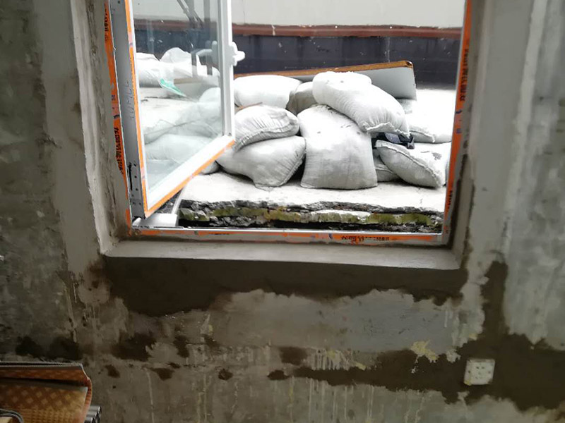 窗戶安裝墻面防水：在室內(nèi)的話，一般是不做防水處理的，因為，如果外面漏水的話，在里面在防水的效果不會太理想的。但從防潮的角度來看，室內(nèi)做防水處理還是有好處的，要打玻璃膠或在外面做防水，那么防水效果會更好。 1.清理窗框周邊，查找滲漏縫隙，分析滲漏原因。 2.對于墻體內(nèi)部存在空穴的部位，根據(jù)具體情況考慮化學(xué)灌漿或填充其它彈性防水材料。     3.清理縫隙表面，其表面不應(yīng)有油污，浮塵等隔離物。  4.在窗框周邊縫隙內(nèi)嵌填彈性密封材料。   5.試水檢驗防水效果。