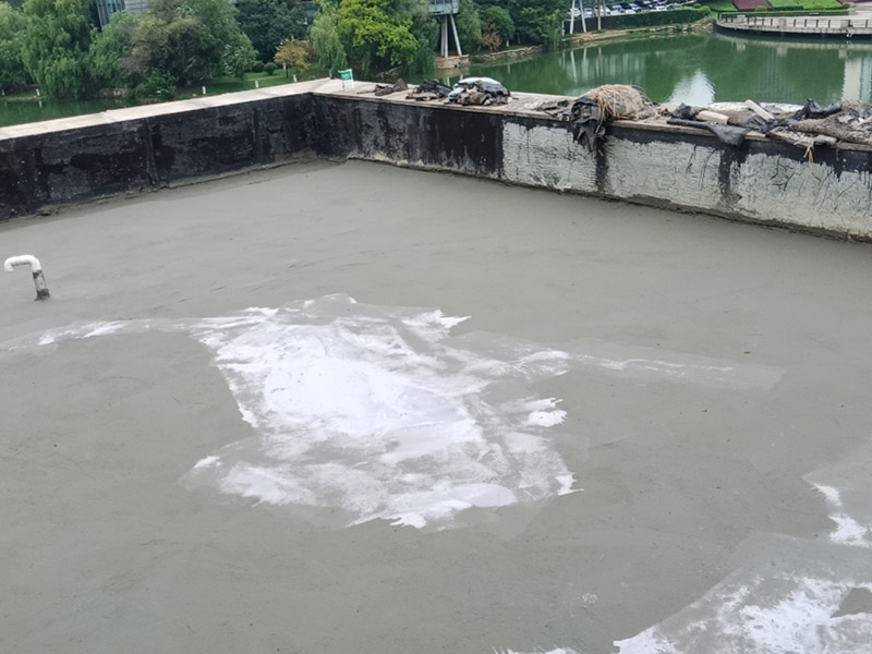 樓頂防水施工：樓頂防水施工之前，首先要確定樓頂是否能夠正常排水，如果可以才能進(jìn)行防水施工；若樓頂設(shè)有比較多的漏水點(diǎn)，可以先在樓頂鋪一層卷材防水材料，鋪完別忘了還要再鋪一層保護(hù)層;在樓頂出現(xiàn)裂縫的情況下，應(yīng)先用堵漏材料修補(bǔ)裂縫，然后在裂縫四周涂抹一層水泥基防水涂料，再用水泥砂漿做一個(gè)保護(hù)層。