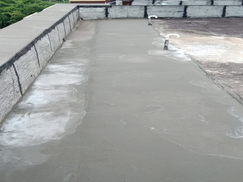 樓頂防水施工：樓頂防水施工之前，首先要確定樓頂是否能夠正常排水，如果可以才能進(jìn)行防水施工；若樓頂設(shè)有比較多的漏水點(diǎn)，可以先在樓頂鋪一層卷材防水材料，鋪完別忘了還要再鋪一層保護(hù)層;在樓頂出現(xiàn)裂縫的情況下，應(yīng)先用堵漏材料修補(bǔ)裂縫，然后在裂縫四周涂抹一層水泥基防水涂料，再用水泥砂漿做一個(gè)保護(hù)層。