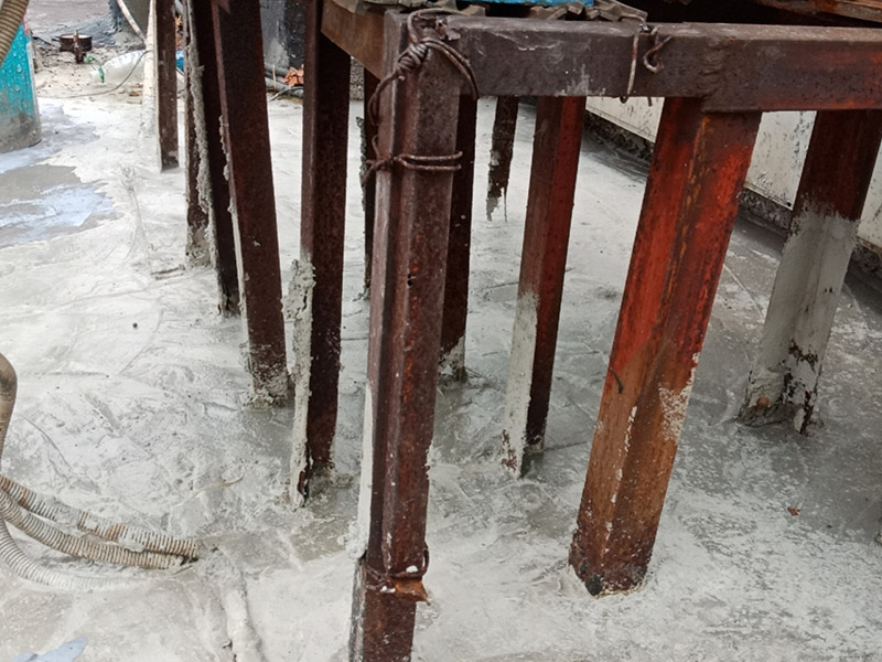 樓頂防水施工：樓頂防水施工之前，首先要確定樓頂是否能夠正常排水，如果可以才能進(jìn)行防水施工；若樓頂設(shè)有比較多的漏水點(diǎn)，可以先在樓頂鋪一層卷材防水材料，鋪完別忘了還要再鋪一層保護(hù)層;在樓頂出現(xiàn)裂縫的情況下，應(yīng)先用堵漏材料修補(bǔ)裂縫，然后在裂縫四周涂抹一層水泥基防水涂料，再用水泥砂漿做一個(gè)保護(hù)層。