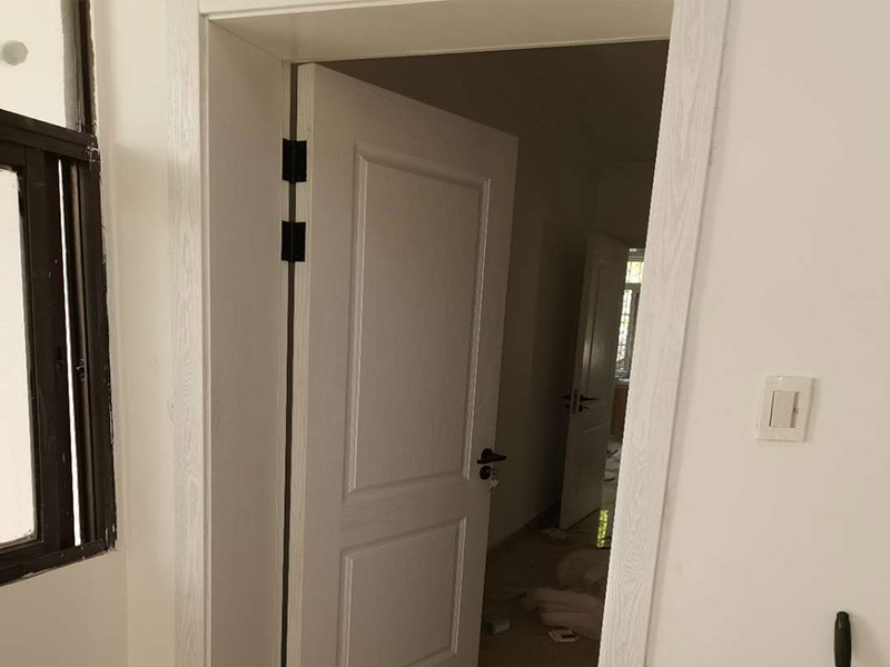 門套更換安裝案例：師傅將木工板裁成等寬大小的尺寸，再做成了這樣的一個(gè)門框，這是門套的基本框架，材料一定要選用上好的木工板，門本身的重量，門在日常使用中會(huì)有一定的力度，都由門套來(lái)承載，一般都會(huì)用柳安等結(jié)實(shí)的木頭做芯材的木工板，這些木材的硬度較高，螺絲不容易松動(dòng)，這樣門不容易下垂。用電錘在墻上打眼，釘上適當(dāng)大小的木鍥，劃上記號(hào)，圓釘穿過(guò)門框釘進(jìn)木鍥里，這樣就將門框固定在墻上了。貼面板時(shí)，量好尺寸大小，用美工刀在整張面板上裁下所需要的面板。如果是清水油漆，那么必須注意的是，同一扇門所使用的面板的色差一定要接近!