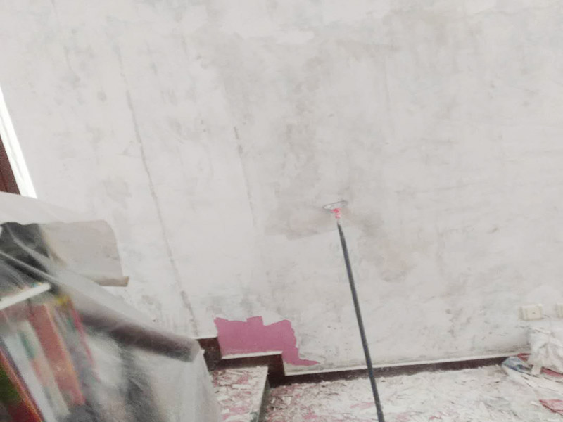 墻面鏟除翻新家具保護(hù)：舊墻的基本處理包括清理舊墻面原有的乳膠漆和膩?zhàn)訉拥溺P除、木裝修、其他表面裝飾物（如壁紙）的拆除，如果只是裝修了一兩年的墻面，墻面的膩?zhàn)涌梢圆挥苗P除，用鋼刷和砂紙打磨墻面后就可以重新涂刷乳膠漆，如果裝修時(shí)間較長(zhǎng)的就需要將膩?zhàn)訉隅P除后再進(jìn)行后續(xù)工序。切記舊墻面一定要進(jìn)行處理，不能直接涂刷，粉化嚴(yán)重的墻面要鏟除后，抹上一層白水泥，再進(jìn)行涂刷。 墻面涂刷底漆的作用是抗堿防潮、封固基材、保護(hù)面漆，提高面漆的質(zhì)感和遮蓋力。如果沒有刷底漆就直接上面漆的話，時(shí)間一長(zhǎng)墻面就容易起泡、發(fā)霉，經(jīng)陽(yáng)光長(zhǎng)時(shí)間照射也會(huì)發(fā)生墻面變色的情況。