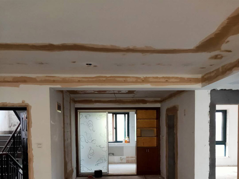 全屋墻面翻新方案：檢查舊房墻面基層問題，對癥下藥施工，如果墻面裝修5年甚至10年以上，墻面有開裂，滲水，起皮或者之前有貼過墻紙的舊房，就需要將原墻紙撕掉，將墻面鏟至毛坯層，做鏟墻施工，如近幾年裝修過的房子，則不需要做鏟墻施工，墻面基層無明顯破損，打磨膩子或者重新批刮膩子，做乳膠漆施工即可！ 將房中小件物品搬移到柜子，儲物柜等不需要施工的位置，如樓梯間，衛(wèi)生間等，利用專業(yè)的遮蔽保護膜貼在地面，包裝家具，避免施工期間對家中的物品造成損害和污染。 墻面完全鏟除后，需用打磨機打磨墻面起到找平的作用，然后做防水界面劑施工，防水施工的目的是防止天氣潮濕或者樓頂漏水，陽臺滲水導(dǎo)致墻面乳膠漆掉皮，界面劑的作用是為了增強水泥基層的粘接力。