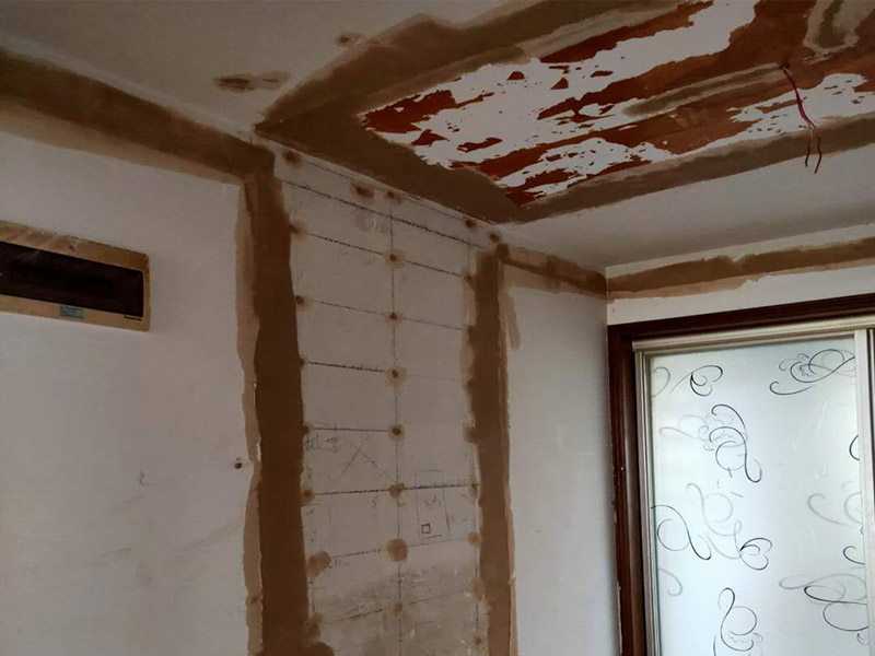 全屋墻面翻新方案：檢查舊房墻面基層問題，對癥下藥施工，如果墻面裝修5年甚至10年以上，墻面有開裂，滲水，起皮或者之前有貼過墻紙的舊房，就需要將原墻紙撕掉，將墻面鏟至毛坯層，做鏟墻施工，如近幾年裝修過的房子，則不需要做鏟墻施工，墻面基層無明顯破損，打磨膩子或者重新批刮膩子，做乳膠漆施工即可！ 將房中小件物品搬移到柜子，儲物柜等不需要施工的位置，如樓梯間，衛(wèi)生間等，利用專業(yè)的遮蔽保護膜貼在地面，包裝家具，避免施工期間對家中的物品造成損害和污染。 墻面完全鏟除后，需用打磨機打磨墻面起到找平的作用，然后做防水界面劑施工，防水施工的目的是防止天氣潮濕或者樓頂漏水，陽臺滲水導(dǎo)致墻面乳膠漆掉皮，界面劑的作用是為了增強水泥基層的粘接力。