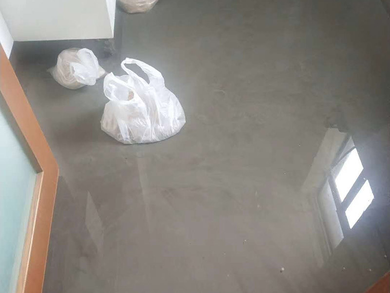 廁所地面閉水試驗(yàn)：防水施工完成，24小時(shí)后可做閉水試驗(yàn)；把地漏和管道口周邊進(jìn)行暫時(shí)封堵；在門(mén)口砌20CM高的擋墻；開(kāi)始蓄水，深度5-20厘米，做好水位標(biāo)記；蓄水時(shí)間48～72小時(shí)；第一天閉水后，看水位線是否有明顯下降，如果有，請(qǐng)及時(shí)檢查樓下屋頂和管道周邊是否有滲漏，如果沒(méi)有，繼續(xù)閉水；第三天閉水完畢，全面檢查樓下天花板和屋頂管道周邊。完全合格后進(jìn)行下一道工序。