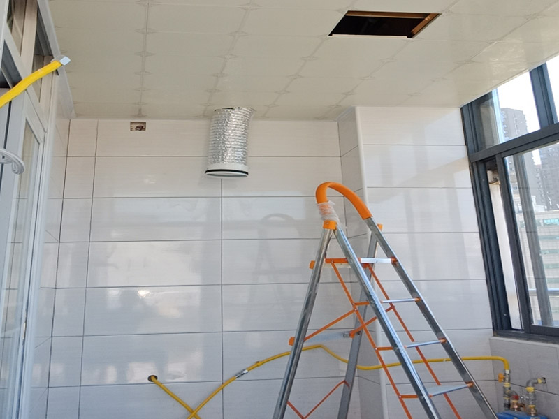 陽臺改廚房裝修:陽臺是家居環(huán)境中與外界相連最為密切的一個區(qū)域了，如果想要將其改造成廚房，那首先就要做好它的防水措施。要是防水不做好，樓下的鄰居就要來投訴了。 陽臺改廚房的防水措施主要是窗戶和地面的防水，特別是窗戶，所以在安裝窗戶時一定要選擇質(zhì)量過關(guān)的窗戶材料;還要注意把握好窗戶與窗框的尺寸，在滿足窗戶開關(guān)順暢的情況下，做好窗戶的密封性，這樣才能起到有效的防水作用。 陽臺改廚房裝修更要注意水、電、氣走線改造，雖然將陽臺打造成廚房，不僅高效利用了家居生活空間，也使得室內(nèi)的空間變得更為寬敞了;但是在陽臺廚房的打造中水、電、氣的走線問題是相當重要的，要以方便使用為原則。 陽臺的面積都是不大的，而廚房內(nèi)的必要設(shè)施卻不少，想要將其容納于陽臺中，那就需要更合理地布置室內(nèi)空了，做到高效利用。