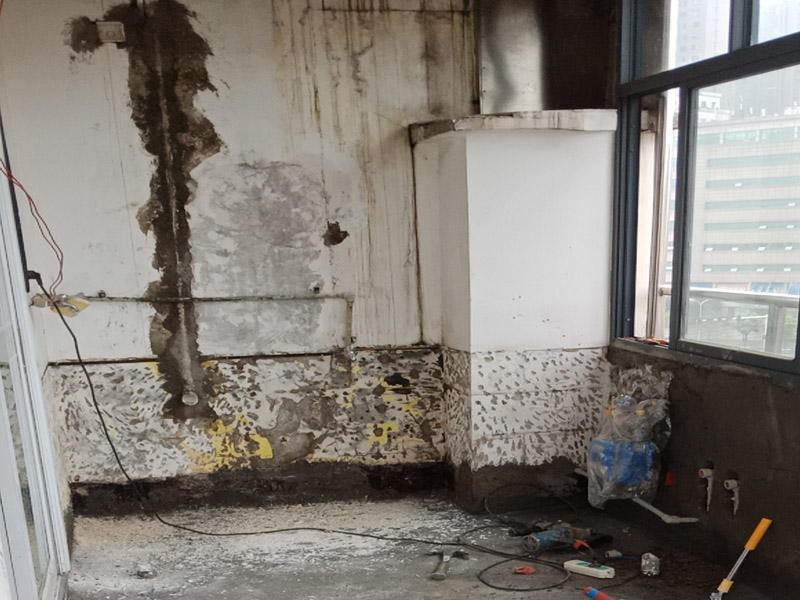 陽臺改廚房裝修:陽臺是家居環(huán)境中與外界相連最為密切的一個區(qū)域了，如果想要將其改造成廚房，那首先就要做好它的防水措施。要是防水不做好，樓下的鄰居就要來投訴了。 陽臺改廚房的防水措施主要是窗戶和地面的防水，特別是窗戶，所以在安裝窗戶時一定要選擇質(zhì)量過關(guān)的窗戶材料;還要注意把握好窗戶與窗框的尺寸，在滿足窗戶開關(guān)順暢的情況下，做好窗戶的密封性，這樣才能起到有效的防水作用。 陽臺改廚房裝修更要注意水、電、氣走線改造，雖然將陽臺打造成廚房，不僅高效利用了家居生活空間，也使得室內(nèi)的空間變得更為寬敞了;但是在陽臺廚房的打造中水、電、氣的走線問題是相當重要的，要以方便使用為原則。 陽臺的面積都是不大的，而廚房內(nèi)的必要設(shè)施卻不少，想要將其容納于陽臺中，那就需要更合理地布置室內(nèi)空了，做到高效利用。