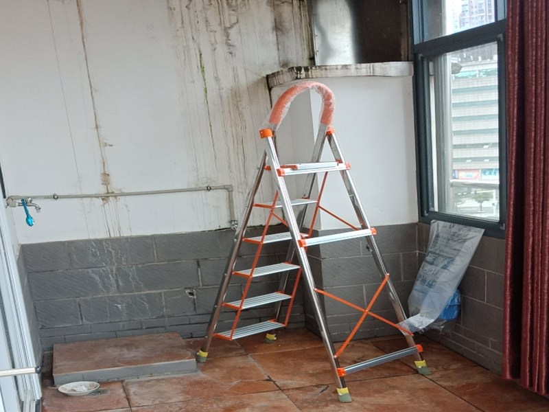 陽臺改廚房裝修:陽臺是家居環(huán)境中與外界相連最為密切的一個區(qū)域了，如果想要將其改造成廚房，那首先就要做好它的防水措施。要是防水不做好，樓下的鄰居就要來投訴了。 陽臺改廚房的防水措施主要是窗戶和地面的防水，特別是窗戶，所以在安裝窗戶時一定要選擇質(zhì)量過關(guān)的窗戶材料;還要注意把握好窗戶與窗框的尺寸，在滿足窗戶開關(guān)順暢的情況下，做好窗戶的密封性，這樣才能起到有效的防水作用。 陽臺改廚房裝修更要注意水、電、氣走線改造，雖然將陽臺打造成廚房，不僅高效利用了家居生活空間，也使得室內(nèi)的空間變得更為寬敞了;但是在陽臺廚房的打造中水、電、氣的走線問題是相當重要的，要以方便使用為原則。 陽臺的面積都是不大的，而廚房內(nèi)的必要設(shè)施卻不少，想要將其容納于陽臺中，那就需要更合理地布置室內(nèi)空了，做到高效利用。