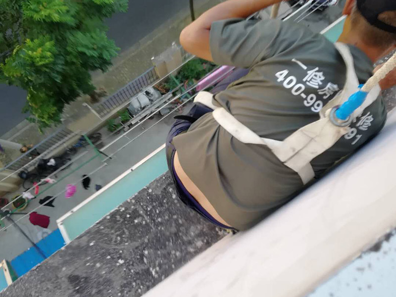 外墻下水管安裝：安裝準備&rarr;預(yù)制加工&rarr;干管安裝&rarr;立管安裝&rarr;支管安裝&rarr;卡件固定 &rarr;封口堵洞&rarr;閉水試驗&rarr;通水試驗 首先剔出吊卡孔洞或復(fù)查預(yù)埋件是否合適。清理場地，按需要支搭操作平臺。將預(yù)制好的支管按編號運至現(xiàn)場。清除各粘接部位的污物及水分。將支管水平初步吊起，涂抹粘接劑，用力推入預(yù)留管口。