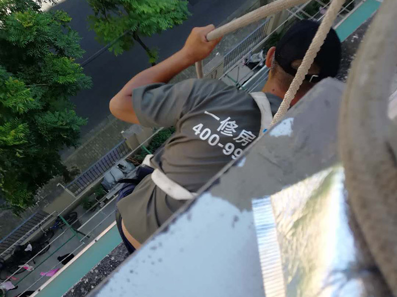 外墻下水管安裝：安裝準備&rarr;預(yù)制加工&rarr;干管安裝&rarr;立管安裝&rarr;支管安裝&rarr;卡件固定 &rarr;封口堵洞&rarr;閉水試驗&rarr;通水試驗 首先剔出吊卡孔洞或復(fù)查預(yù)埋件是否合適。清理場地，按需要支搭操作平臺。將預(yù)制好的支管按編號運至現(xiàn)場。清除各粘接部位的污物及水分。將支管水平初步吊起，涂抹粘接劑，用力推入預(yù)留管口。