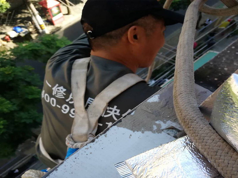 外墻下水管安裝：安裝準備&rarr;預(yù)制加工&rarr;干管安裝&rarr;立管安裝&rarr;支管安裝&rarr;卡件固定 &rarr;封口堵洞&rarr;閉水試驗&rarr;通水試驗 首先剔出吊卡孔洞或復(fù)查預(yù)埋件是否合適。清理場地，按需要支搭操作平臺。將預(yù)制好的支管按編號運至現(xiàn)場。清除各粘接部位的污物及水分。將支管水平初步吊起，涂抹粘接劑，用力推入預(yù)留管口。