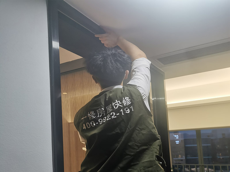 局部改造裝修：首先要對(duì)其進(jìn)行檢驗(yàn)，可用鐵棍對(duì)墻地面的每塊磚體進(jìn)行敲擊，若是會(huì)發(fā)出的聲響比較沉悶，則說明貼得比較牢實(shí)，反之若是出現(xiàn)&ldquo;咚咚&rdquo;的清脆響聲，說明墻地磚沒有鋪貼牢固，存在空鼓。若是空鼓程度比較嚴(yán)重，甚甚至出現(xiàn)晃動(dòng)和脫落的狀況，建議用相關(guān)器具將水泥砂漿層清理，然后重新涂抹水泥砂漿后鋪貼瓷磚，不過需注意的是，若瓷磚僅是局部脫落，千萬不要用力敲打基礎(chǔ)面上的砂漿，以防震松周圍原本牢固的瓷磚。