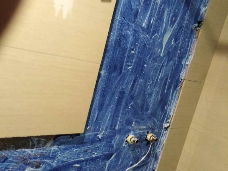 局部改造裝修：首先要對(duì)其進(jìn)行檢驗(yàn)，可用鐵棍對(duì)墻地面的每塊磚體進(jìn)行敲擊，若是會(huì)發(fā)出的聲響比較沉悶，則說明貼得比較牢實(shí)，反之若是出現(xiàn)&ldquo;咚咚&rdquo;的清脆響聲，說明墻地磚沒有鋪貼牢固，存在空鼓。若是空鼓程度比較嚴(yán)重，甚甚至出現(xiàn)晃動(dòng)和脫落的狀況，建議用相關(guān)器具將水泥砂漿層清理，然后重新涂抹水泥砂漿后鋪貼瓷磚，不過需注意的是，若瓷磚僅是局部脫落，千萬不要用力敲打基礎(chǔ)面上的砂漿，以防震松周圍原本牢固的瓷磚。