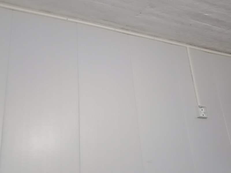 電路明線安裝:一般線路維修的時(shí)候首先肯定是尋找出問(wèn)題的地方，這個(gè)過(guò)程跟明線暗線沒(méi)有太大的關(guān)系，就算是線壞了，電工也不會(huì)靠肉眼去找，都是要借助儀器的。暗線雖然被埋在墻里或地下，但是所有的電線都使用了穿線管，把舊線拉出來(lái)?yè)Q上新線還是可以的，而且維修后表面也不會(huì)出現(xiàn)痕跡，只是過(guò)程比較麻煩。 而明線的布線方法首先需要看電線的走線位置，將前面擋住的物體移開(kāi)，然后維修電線，整個(gè)過(guò)程相當(dāng)于重新安裝了一次電線，存在區(qū)別的是明線維修后會(huì)留下痕跡。