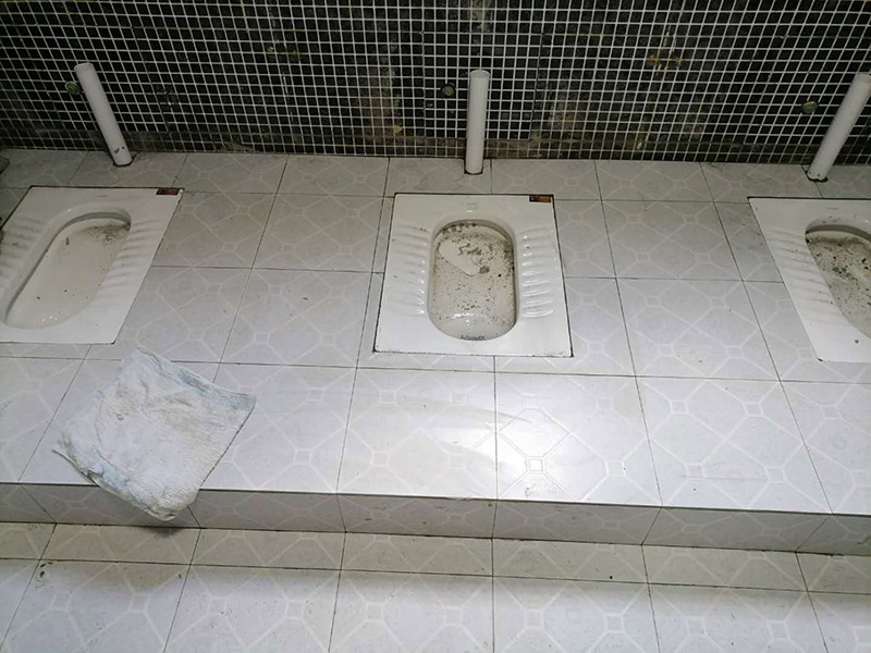 公共衛(wèi)生間貼磚施工：清理墻面上的各類污物，打掃干凈現(xiàn)場，特別是腳落里。用泥刀先批墻，后用水泥漿找平。這個工序很重要，確保底子平，防止貼后空鼓。墻面要刷防水涂料，防止貼后浸水，一般高度不低于1.8米，刷的時候會稍高一些。瓷磚上墻將經(jīng)過預(yù)先清潔的瓷磚平整地鋪貼在粘結(jié)劑漿料基層上，使用橡膠錘將瓷磚拍實(shí)鋪平。施工過程中，可小幅度轉(zhuǎn)動瓷磚，使?jié){料與瓷磚背面充分接觸。留縫大小調(diào)整根據(jù)瓷磚的尺寸，在磚與磚之間預(yù)留相應(yīng)尺寸的縫隙留待嵌縫。可用牙簽等先固定，粘結(jié)劑具有一定的可調(diào)整性，可對留縫的大小進(jìn)行調(diào)整。