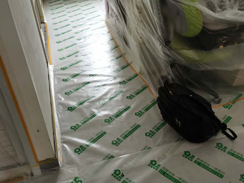 家具成品保護(hù)：各類(lèi)裝修物料的進(jìn)場(chǎng)、建筑裝修的清理都必須經(jīng)過(guò)入戶(hù)門(mén)。在對(duì)物品進(jìn)行搬運(yùn)時(shí)，難免會(huì)與入戶(hù)門(mén)發(fā)生磕碰及摩擦。因此，在進(jìn)行成品保護(hù)時(shí)，我們首先要做好入戶(hù)門(mén)的保護(hù)。 　　建議，在裝修開(kāi)工前知道家具家電進(jìn)場(chǎng)，都應(yīng)當(dāng)使用成品保護(hù)膜將入戶(hù)門(mén)進(jìn)行包裹。 進(jìn)行裝修施工時(shí)，磁環(huán)邊鋪邊勾縫，在崗鋪設(shè)的瓷磚、地板上堆放雜物、走動(dòng)踩踏，地板沒(méi)有使用成品保護(hù)膜覆蓋等都會(huì)影響瓷磚及地板的鋪貼效果，使瓷磚出現(xiàn)施工質(zhì)量問(wèn)題。