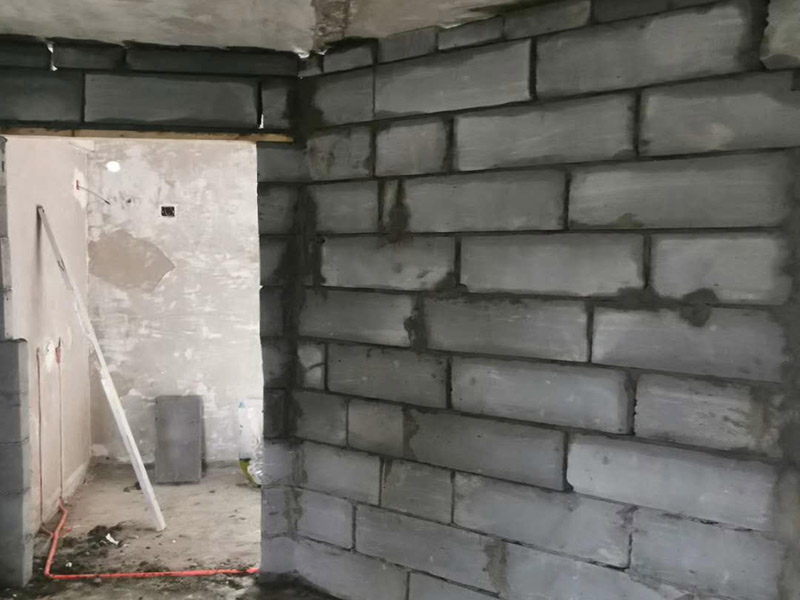 衛(wèi)生間砌墻磚隔斷：磚砌隔斷墻，是指用普通粘土磚，空心磚，加氣混凝土砌塊，玻璃磚等塊材砌筑而成的非承重墻，這也是 衛(wèi)生間隔墻中使用較多的，磚砌隔斷墻成本較低，很多朋友都能夠接受， 而且磚砌隔斷墻效果，看上去很有空間感，衛(wèi)生間隔斷墻使用這種材料也是不錯的。