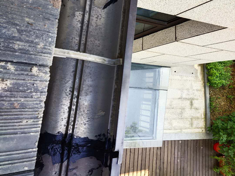 雨水溝局部防水：屋頂防水層無論采用哪種形式和du材料，均構(gòu)成整個屋頂?shù)姆浪潘到y(tǒng)，一切所需要的管道、煙道、排水孔、預(yù)埋鐵件及支柱等出屋頂?shù)脑O(shè)施。 均應(yīng)在做屋頂防水層時妥善處理好其節(jié)點構(gòu)造，特別要注意與土壤的連接部分和排水溝水流終止的部分。整體剛性防水層往往因這些細小的構(gòu)造節(jié)點處理不當(dāng)，而造成整個屋頂防水的失敗。 第一層做柔性防水，第二層做砂漿防水，作為bai一層保護層。 屋頂防水不能使用單一的防水材料，必須剛?cè)峤Y(jié)合施工，柔性防水拉伸度好，稍微有點沉降或者變形都不會破壞防水層。