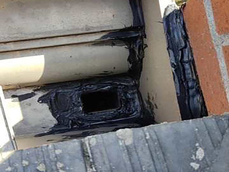 雨水溝局部防水：屋頂防水層無論采用哪種形式和du材料，均構(gòu)成整個屋頂?shù)姆浪潘到y(tǒng)，一切所需要的管道、煙道、排水孔、預(yù)埋鐵件及支柱等出屋頂?shù)脑O(shè)施。 均應(yīng)在做屋頂防水層時妥善處理好其節(jié)點構(gòu)造，特別要注意與土壤的連接部分和排水溝水流終止的部分。整體剛性防水層往往因這些細小的構(gòu)造節(jié)點處理不當(dāng)，而造成整個屋頂防水的失敗。 第一層做柔性防水，第二層做砂漿防水，作為bai一層保護層。 屋頂防水不能使用單一的防水材料，必須剛?cè)峤Y(jié)合施工，柔性防水拉伸度好，稍微有點沉降或者變形都不會破壞防水層。